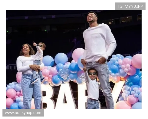 字母哥收到了送自家乡的手工礼物，镜头记录接过那刻